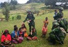 Satgas Yonif 742/SWY Gelar Ibadah dan Tali Kasih di Tumbubur, Warga Titipkan Keamanan Kampung kepada TNI