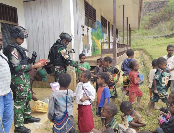 Satgas Yonif 511/DY Bagikan Alat Tulis untuk Anak-Anak di Kampung Popome